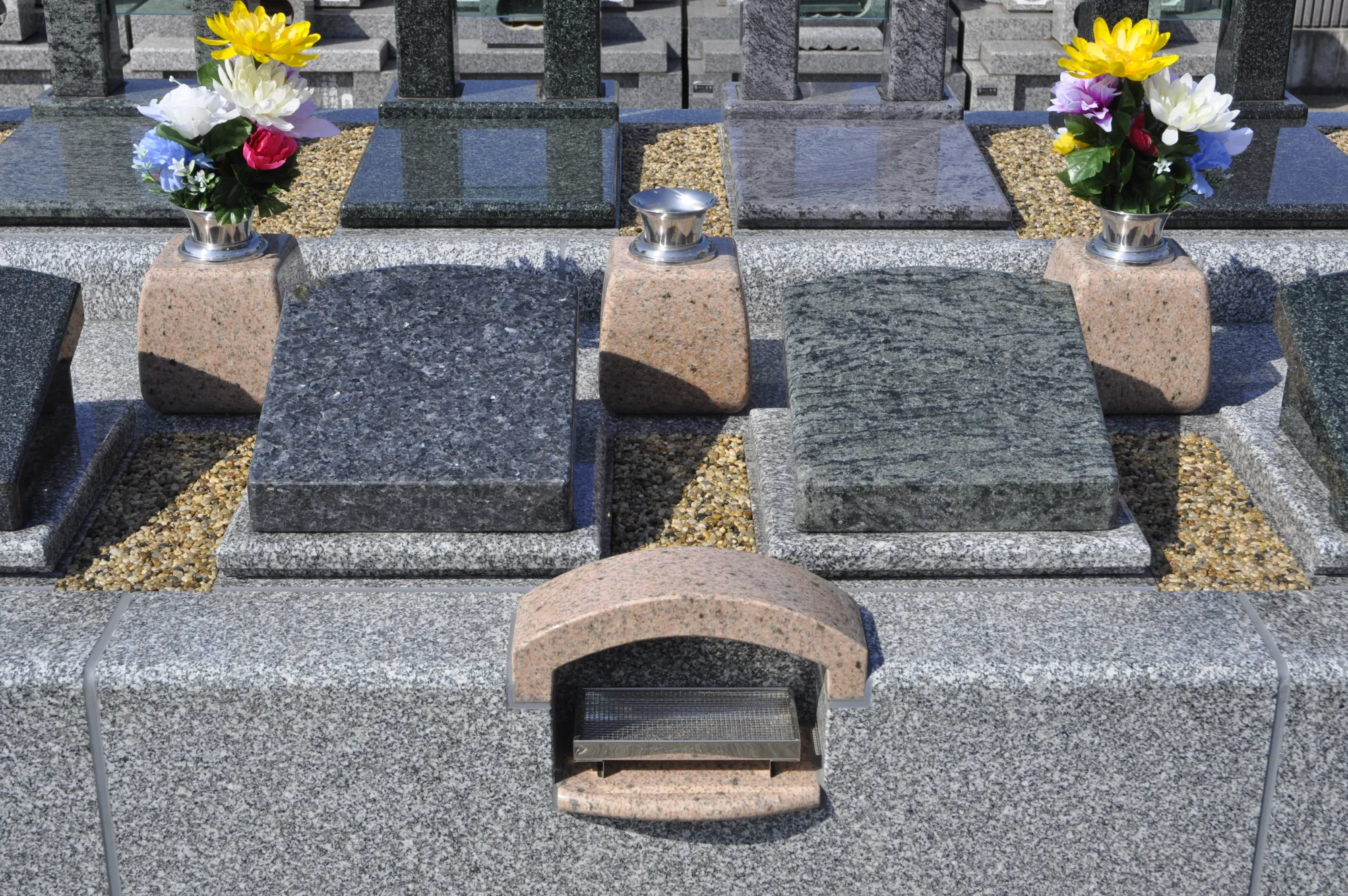 砂利の上に並ぶ翠のプレート型墓標